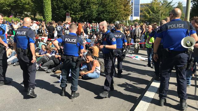 La police a commencé à déloger les manifestants qui bloquent l'avenue de Rhodanie à Lausanne. [RTS - Dominique Choffat]