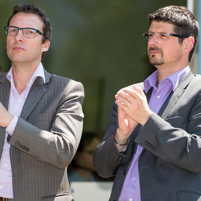 Stéphane Coppey, président de la commune de Monthey (gauche) et Yannick Buttet, président de la commune de Collombey-Muraz (droite), en mai 2015. [Keystone - Maxime Schmid]