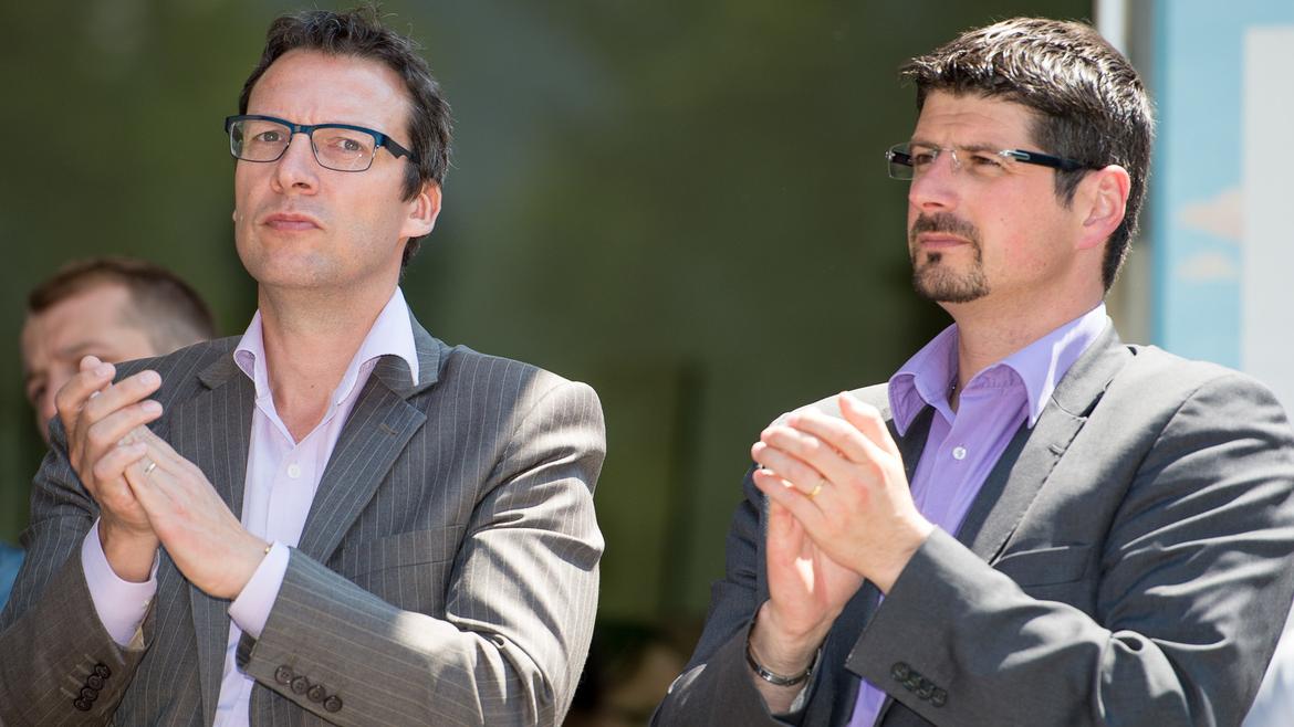 Stéphane Coppey, président de la commune de Monthey (gauche) et Yannick Buttet, président de la commune de Collombey-Muraz (droite), en mai 2015. [Keystone - Maxime Schmid]