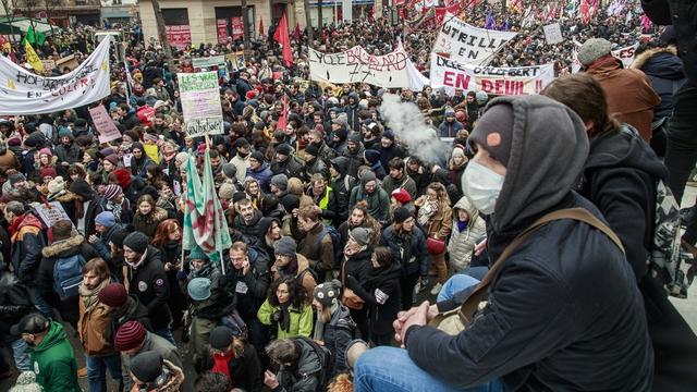 Manifestants et grévistes étaient nombreux dans les rues de France ce jeudi 5 décembre 2019, comme ici à Paris. [Keystone - Christophe Petit Tesson]