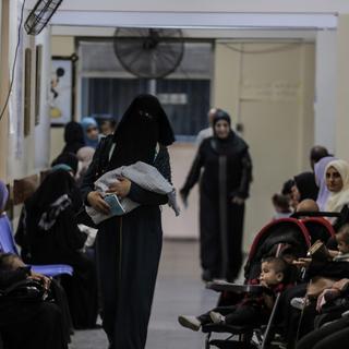 Des réfugiés palestiniens dans une clinique de l'UNRWA à Gaza, en septembre 2018. [EPA - Haitham Imad]