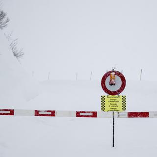 La route reliant Realp à Andermatt, dans le canton d'Uri, a été fermé à cause d'une avalanche. [Keystone - Urs Flueeler]