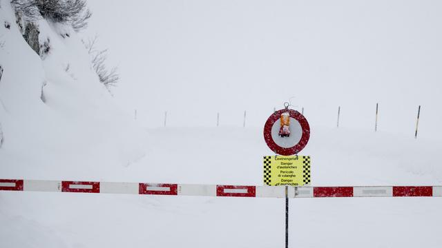 La route reliant Realp à Andermatt, dans le canton d'Uri, a été fermé à cause d'une avalanche. [Keystone - Urs Flueeler]