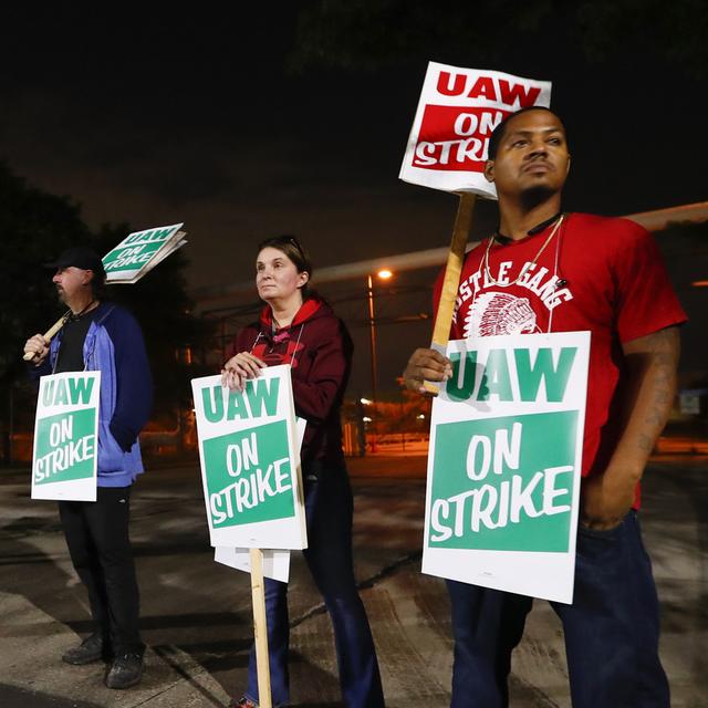 Des travailleurs de General Motors en grève à Hamtramck, dans le Michigan, le 16 septembre 2019. [Keystone - AP Photo/Paul Sancya]