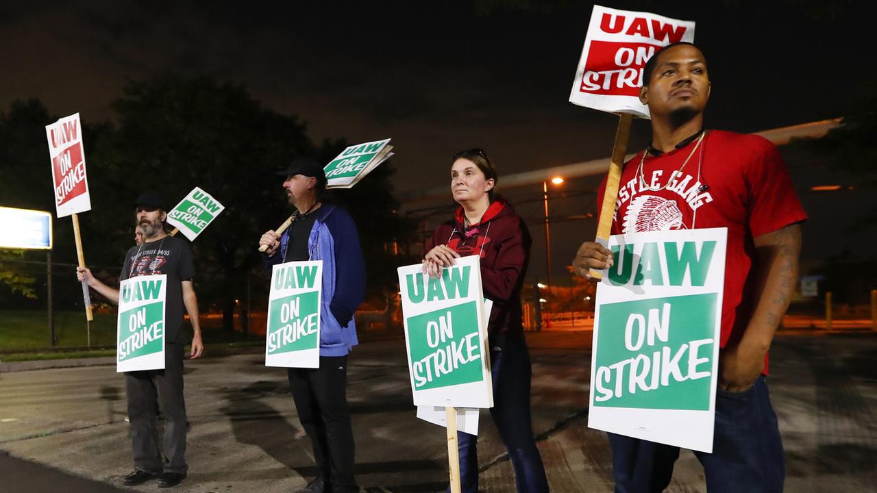 Des travailleurs de General Motors en grève à Hamtramck, dans le Michigan, le 16 septembre 2019. [Keystone - AP Photo/Paul Sancya]