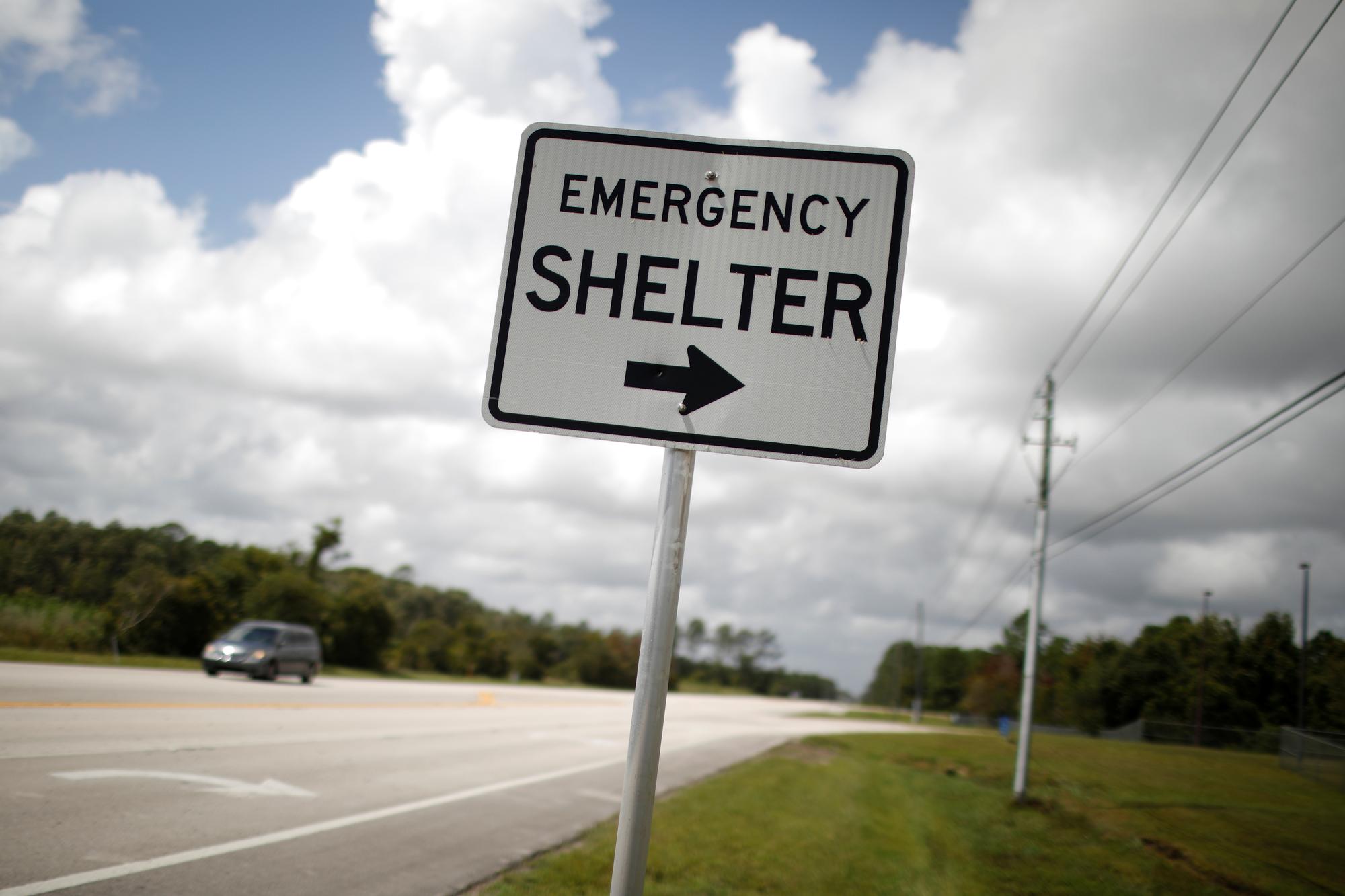 Ce panneau désigne un abri d'urgence dans une école de St. Augustine, Floride, le 2 septembre. [Reuters - Marco Bello]