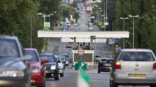 De nombreux Suisses rentrent chaque soir, discrètement, en France. [Keystone - Martin Rütschi]