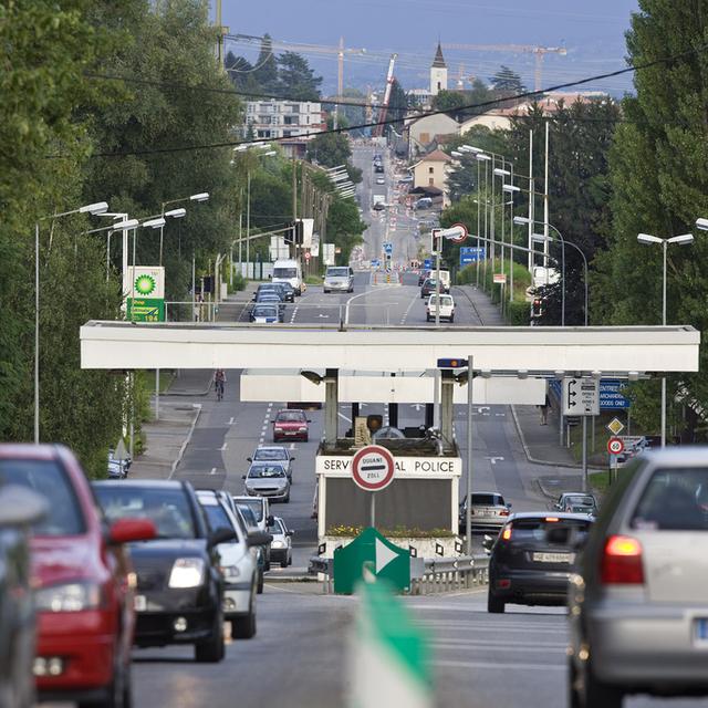 De nombreux Suisses rentrent chaque soir, discrètement, en France. [Keystone - Martin Rütschi]