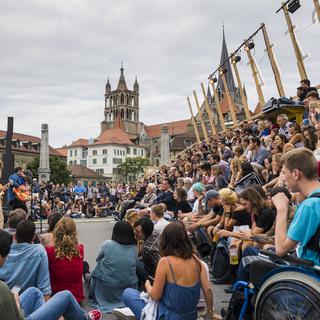 Les membres du groupe Félicien Lia, jouent sur la scène "Les Marches" lors de la 48eme édition du Festival de la Cité le 11 juillet 2019 à Lausanne. [Keystone - Jean-Christophe Bott]