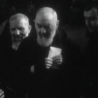 Padre Pio (à droite), filmé par la caméra de Continents sans visa en 1968. [RTS]
