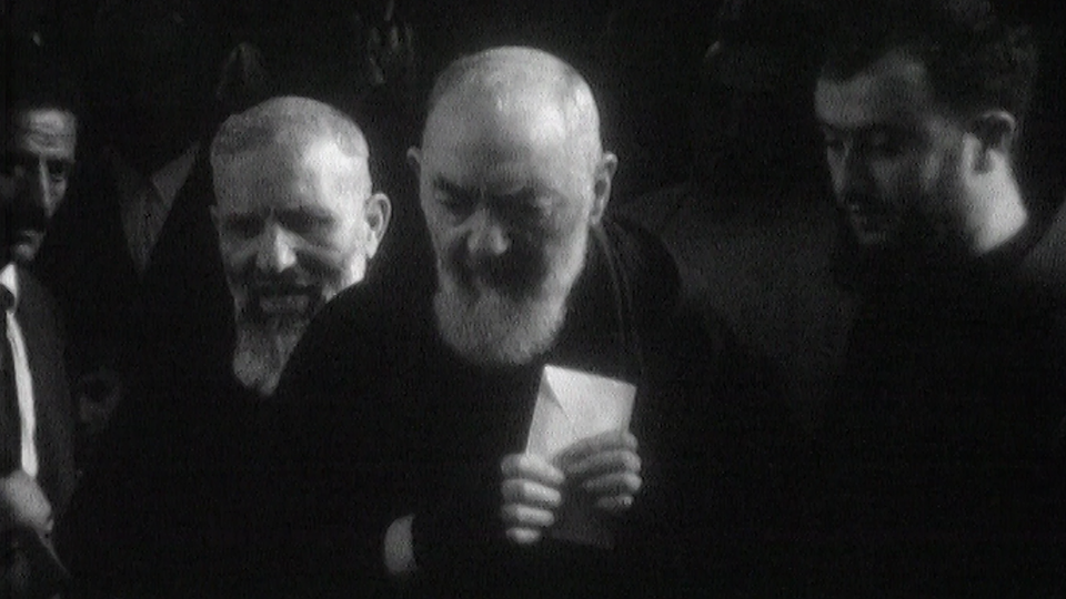 Padre Pio (à droite), filmé par la caméra de Continents sans visa en 1968. [RTS]