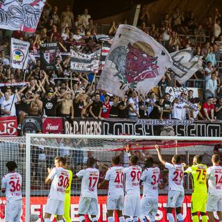 Les joueurs valaisans fêtent leur victoire contre Lucerne avec leurs supporters le dimanche 25 août 2019. [Keystone - Jean-Christophe Bott]