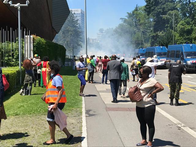 Les policiers genevois font usage de gaz lacrymogène pour disperser les manifestants pro et antis président camerounais. [RTS - Dominique Choffat]