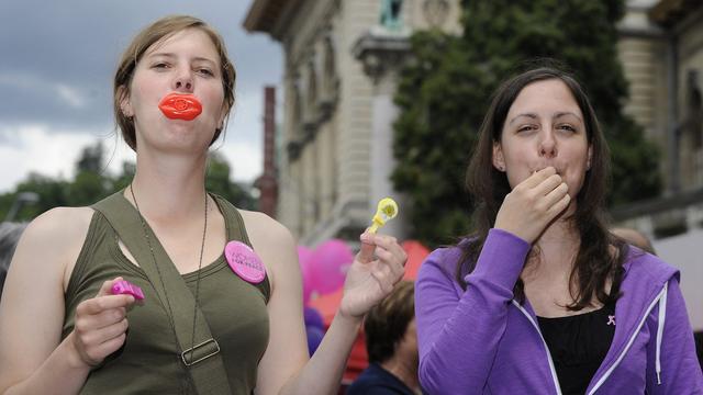 Un concert de sifflets à Lausanne pour la grève des femmes, le 14 juin 2011. [Keystone - Christian Brun]