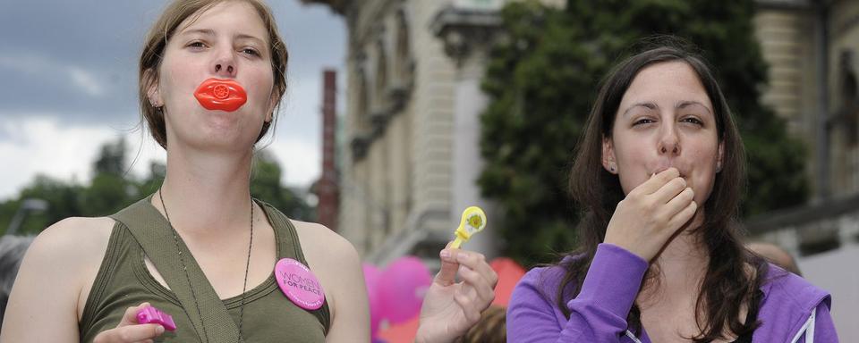 Un concert de sifflets à Lausanne pour la grève des femmes, le 14 juin 2011. [Keystone - Christian Brun]