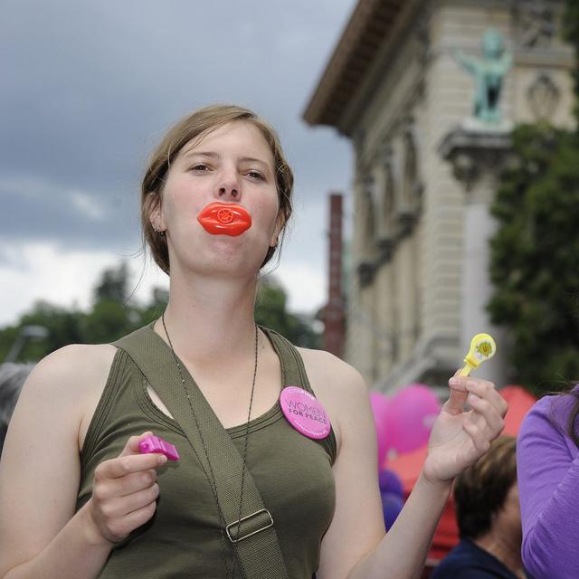 Un concert de sifflets à Lausanne pour la grève des femmes, le 14 juin 2011. [Keystone - Christian Brun]