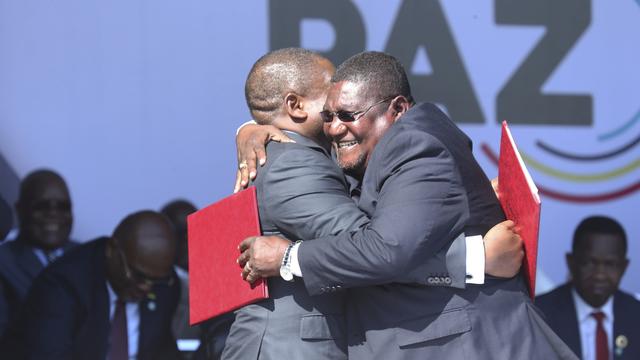 Le chef de la Renamo Ossufo Momade (gauche) et le président mozambicain Filipe Nyusi après la signature de l'accord, 01.08.2019. [AP/Keystone - Tsvangirayi Mukwazhi]