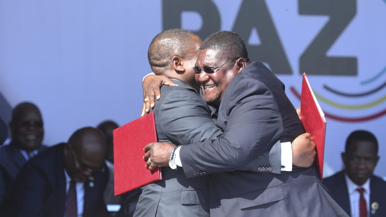 Le chef de la Renamo Ossufo Momade (gauche) et le président mozambicain Filipe Nyusi après la signature de l'accord, 01.08.2019. [AP/Keystone - Tsvangirayi Mukwazhi]