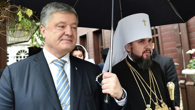 Le président ukrainien Petro Porochenko en compagnie du leader de l'Eglise ukrainienne orthodoxe indépendante. [AFP - Ozan Kose]