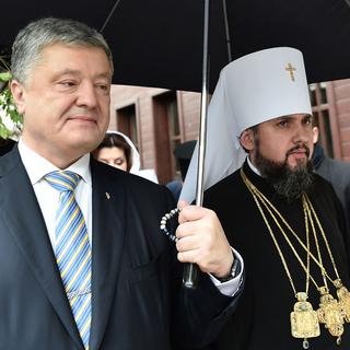 Le président ukrainien Petro Porochenko en compagnie du leader de l'Eglise ukrainienne orthodoxe indépendante. [AFP - Ozan Kose]