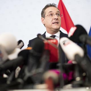 Le vice-chancelier autrichien Heinz-Christian Strache a annoncé sa démission devant la presse. [Keystone - AP Photo/Michael Gruber]