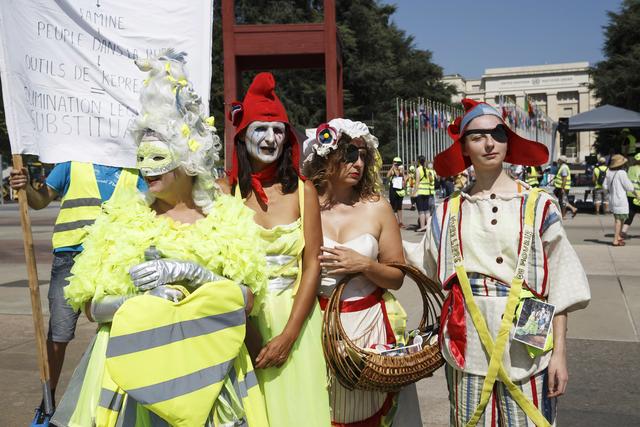 Des sans-culotte-gilets-jaunes protestent devant le Palais des Nations, à Genève, le 31 août 2019. [Keystone - Salvatore Di Nolfi]