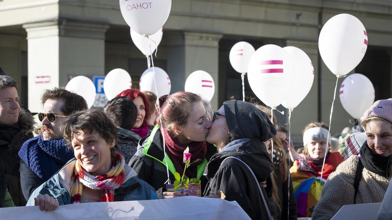 Par 13 voix contre 12, la commission a jugé préférable d'autoriser le don de sperme pour les couples de lesbiennes dans un deuxième temps [Keystone - Anthony Anex]