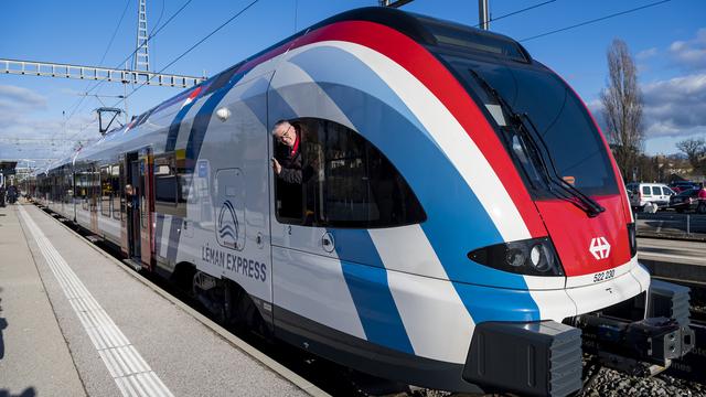 Les rames du Léman Express portent les couleurs du drapeau français "par hasard" [Keystone - Jean-Christophe Bott]