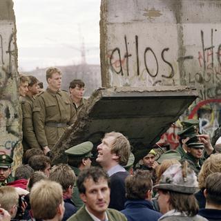 La chute du mur de Berlin va permettre la réunification de l'Allemagne. [AFP - Gerard Malie]