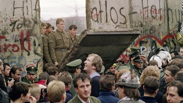 La chute du mur de Berlin va permettre la réunification de l'Allemagne. [AFP - Gerard Malie]