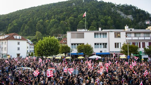 Les pro-Jurassiens ont décidé de l'option à prendre pour Moutier. [Keystone - Jean-Christophe Bott]