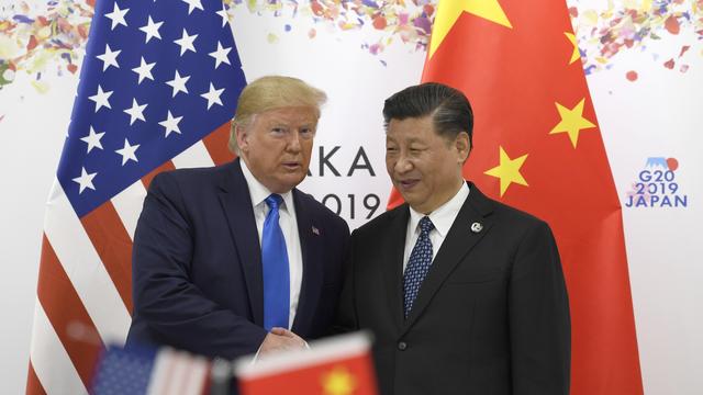 Les présidents américain Donald Trump et chinois Xi Jinping posent ensemble samedi en marge du G20 d'Osaka. [Keystone/ap photo - Susan Walsh]