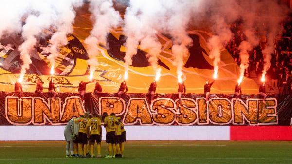 Les supporters bernois espèrent voir leur équipe triompher face aux joueurs de Steven Gerrard. [Claudio de Capitani]