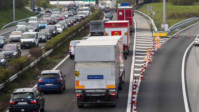 La route représente aujourd'hui 63% de tous les transports de marchandises. [Keystone - Laurent Gilliéron]