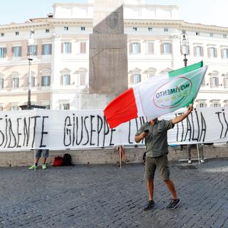 Des activistes du Mouvement 5 étoiles manifestent leur soutien à Giuseppe Conte avant son allocution devant le Sénat. [Reuters - Remo Casilli]