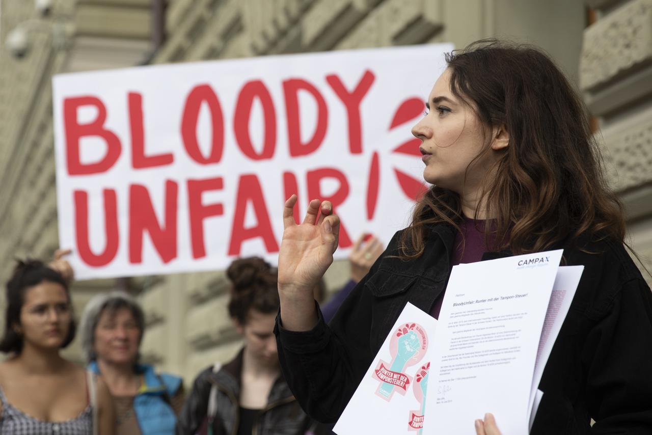 Plus de 11'000 signatures ont été récoltées pour une baisse de la TVA sur les tampons. [Keystone - Peter Klaunzer]