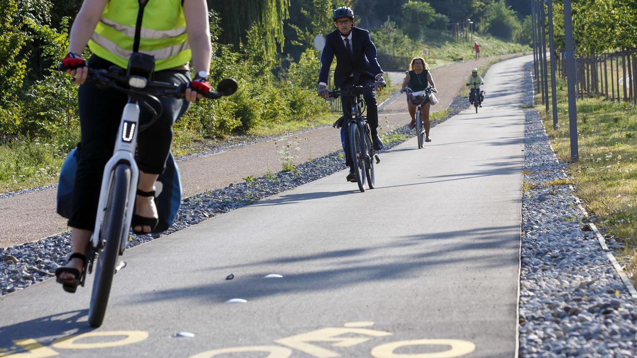Des cyclistes utilisent la Voie verte du CEVA, une "autoroute de la mobilité douce" entre les Eaux-Vives et Annemasse. [Keystone - Salvatore Di Nolfi]