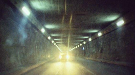 Voitures dans le tunnel du Grand-Saint-Bernard en 1974. [RTS]