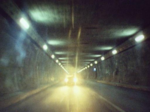 Voitures dans le tunnel du Grand-Saint-Bernard en 1974. [RTS]
