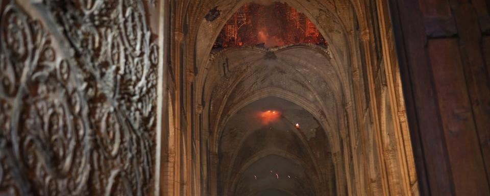 La voûte en pierre, sous la charpente, s'est partiellement effondrée à l'intérieur de la cathédrale. [AP/Keystone - Philippe Wojazer]