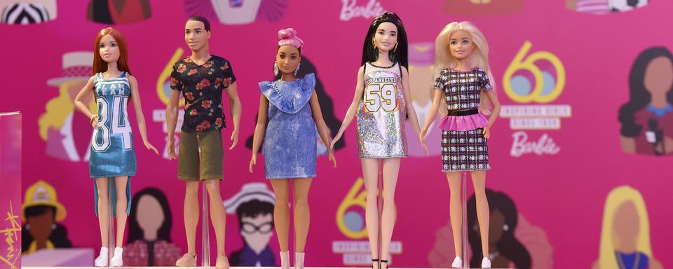 Présentation de différentes incarnations de Barbie à New York, à l'occasion des soixante ans de la célèbre poupée. [AP - DIANE BONDAREFF]