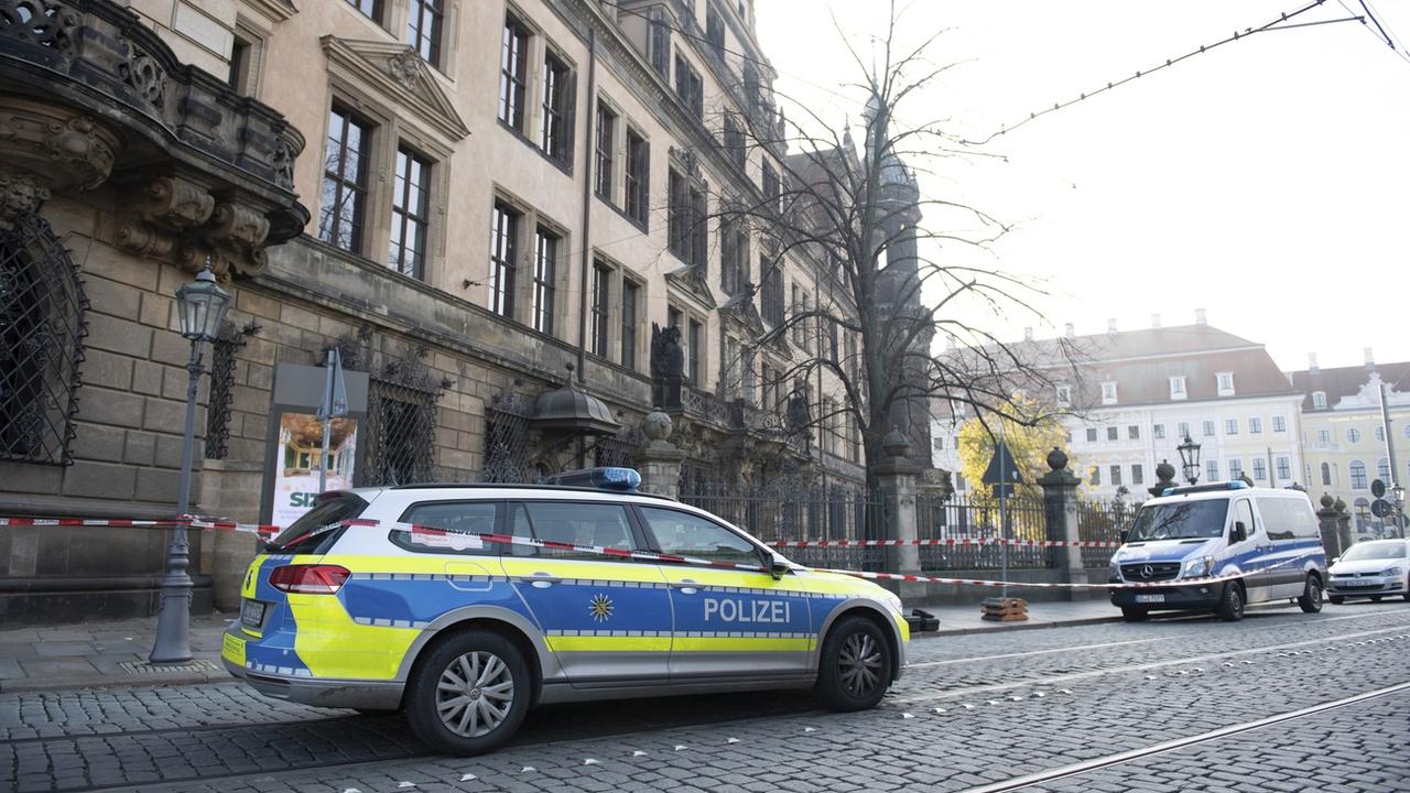 A Dresde, une voiture de police devant le Residenzschloss le 25 novembre 2019. [Keystone - Sebastian Kahnert]