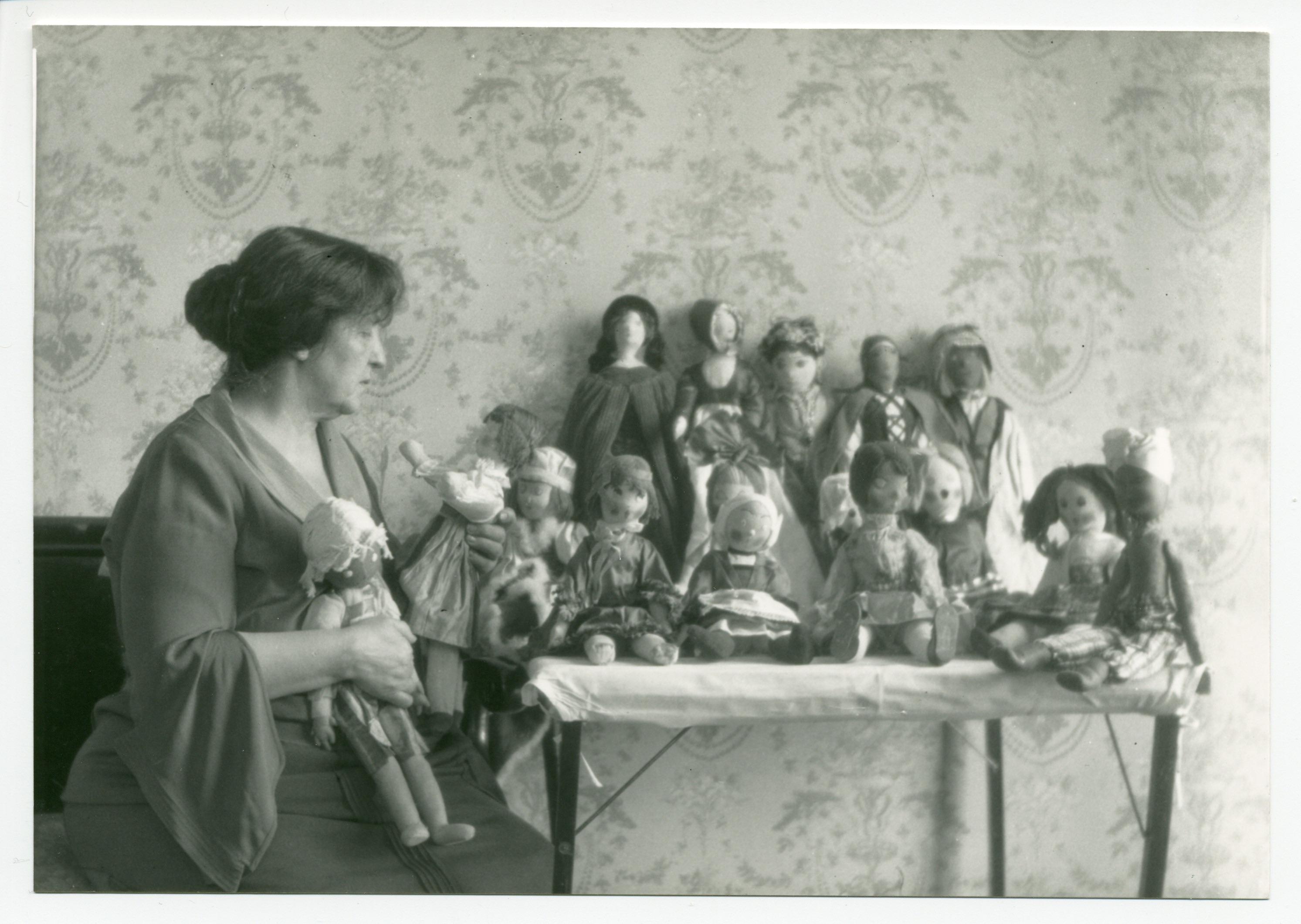 Hélène Paderewska dans sa chambre à coucher de Riond-Bosson, admirant ses fameuses poupées. [Collections du Musée Paderewski de Morges]