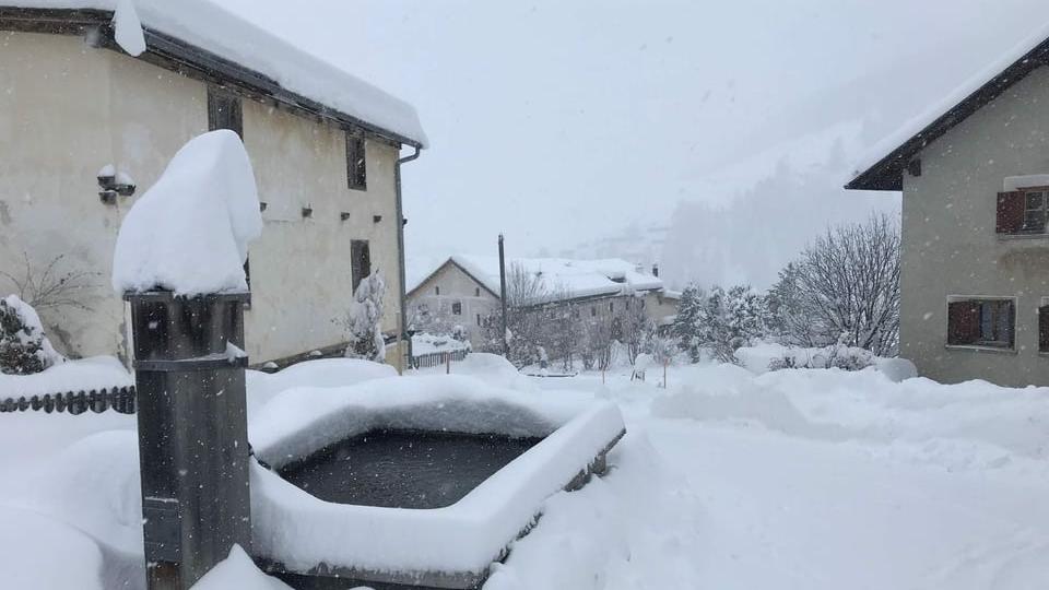 La neige photographiée dimanche 17 novembre dans le hameau de Bos-cha dans les Grisons. [RTR - RTR]