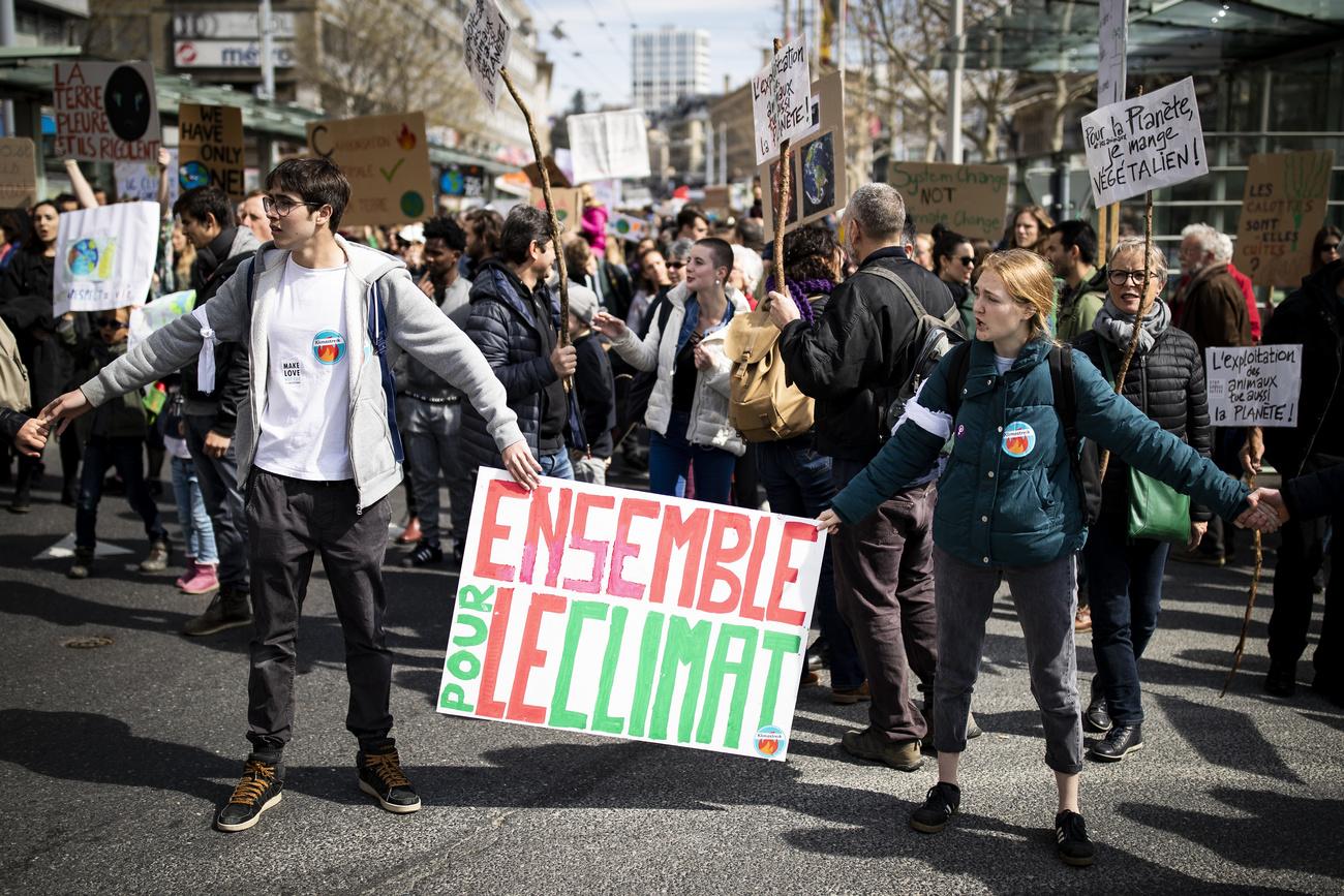 Plus de 8000 personnes ont manifesté dans les rues de Lausanne en faveur du climat. [Keystone - Valentin Flauraud]