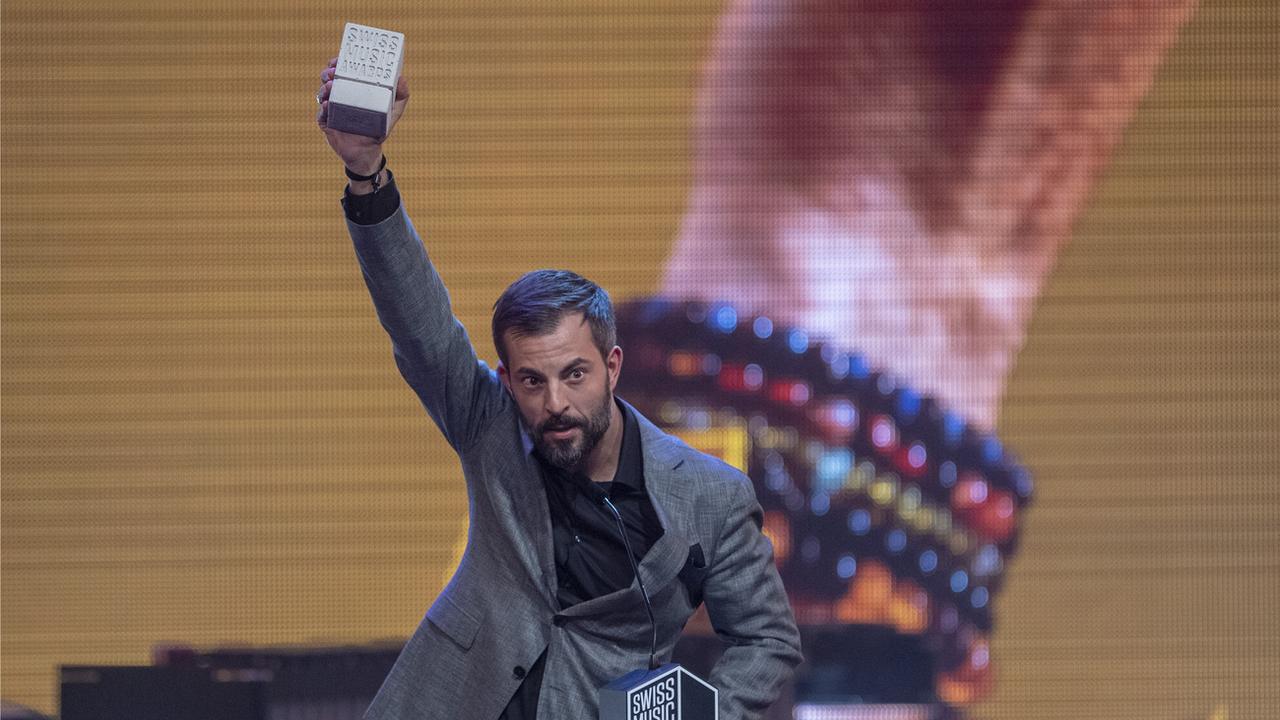 Bligg brandit son trophée du "Meilleur album de l'année" aux Swiss Music Awards, ce 16 février 2019. [KEYSTONE - URS FLUEELER]