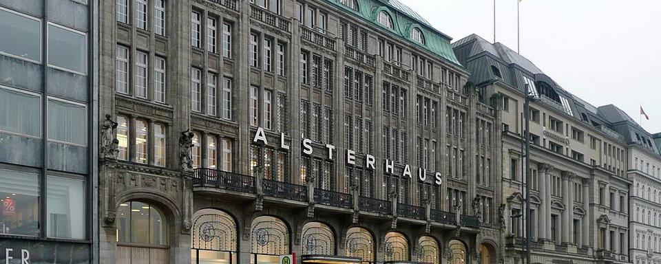 Le grand magasin Alsterhaus (Hambourg), ouvert par Oskar Tietz en 1912, fut aryanisé en 1935. [flickr - Reading Tom]