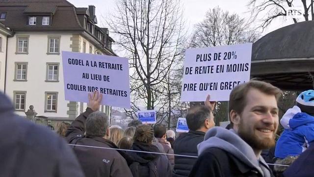 Les employés de l'Etat dans la rue à Fribourg, le 20.02 2019. [RTS]