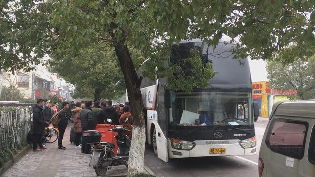 Des ouvriers prennent le bus pour quitter l'usine Pegatron près de Shanghai. [RTS - Michael Peuker]