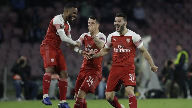 Lacazette vient d'ouvrir la marque, Xhaka est le premier à venir le féliciter.